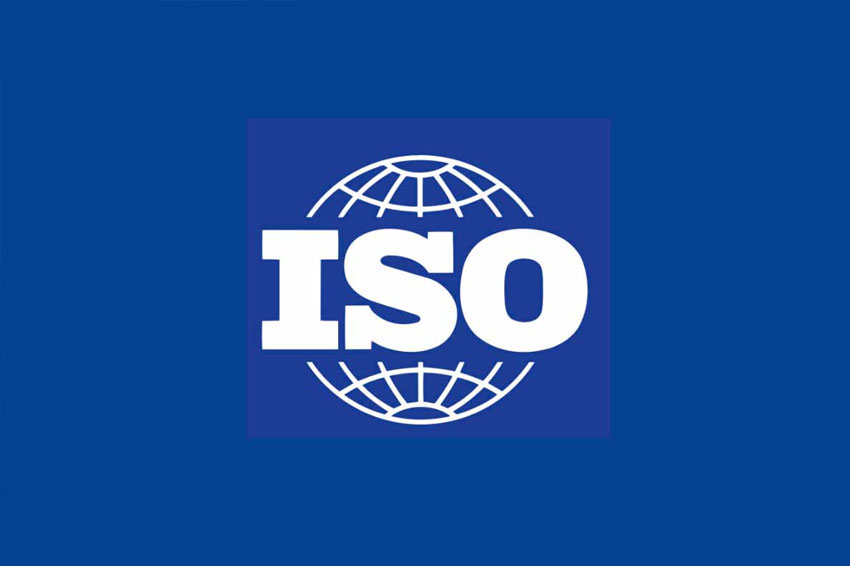 Logo da ISO fundo todo azul a sigla da ISO em branco com um globo em volta das siglas.